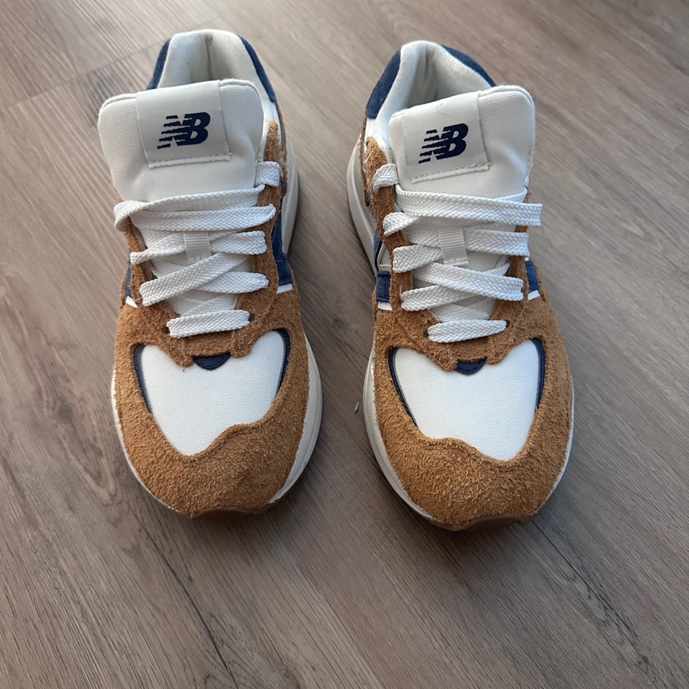 New Balance Unisex/Womens/Kids Shoes in White, Brown, and Blue